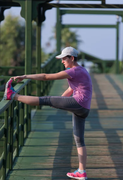 Frau dehnt sich vor dem morgendlichen Joggen — Stockfoto