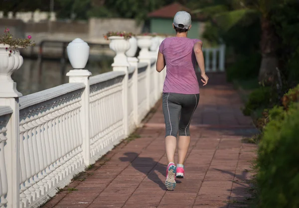 Mulher desportiva jogging — Fotografia de Stock