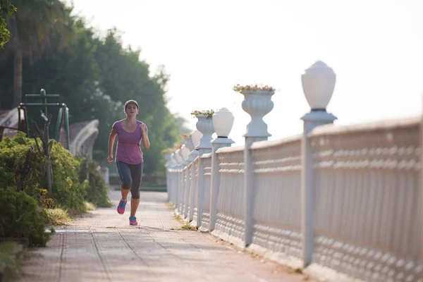 Sportowa kobieta jogging — Zdjęcie stockowe