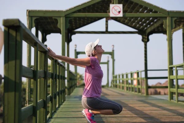 Nyújtás előtt reggel jogging nő — Stock Fotó