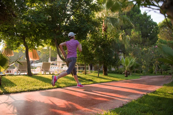 Sportif kadın koşuyor. — Stok fotoğraf