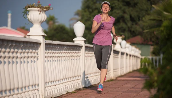 Sportowa kobieta jogging — Zdjęcie stockowe