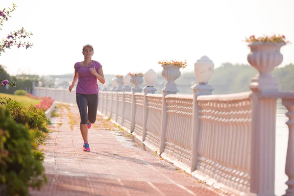 Sportovní žena jogging — Stock fotografie