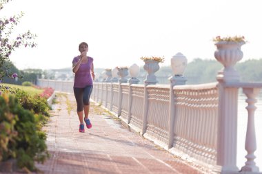 Sportif kadın koşuyor.