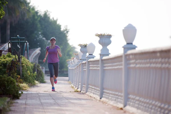 Mulher desportiva jogging — Fotografia de Stock