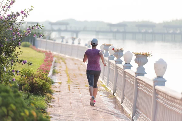 Sporty donna jogging — Foto Stock