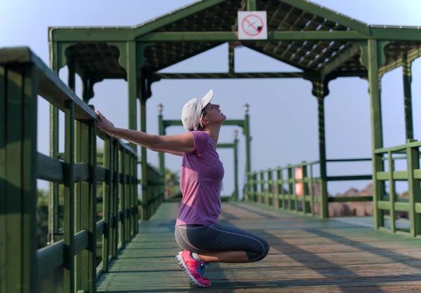 Nyújtás előtt reggel jogging nő — Stock Fotó