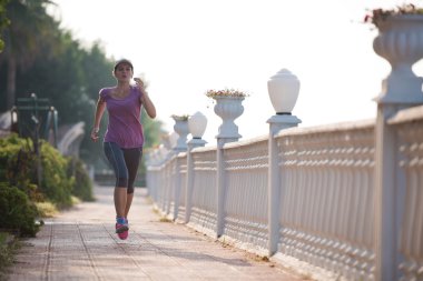 Sportif kadın koşuyor.