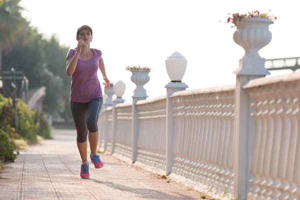 Sporty donna jogging — Foto Stock