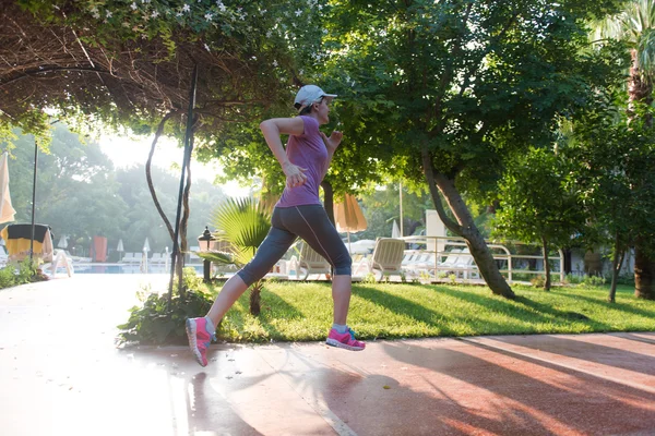 Mulher desportiva jogging — Fotografia de Stock