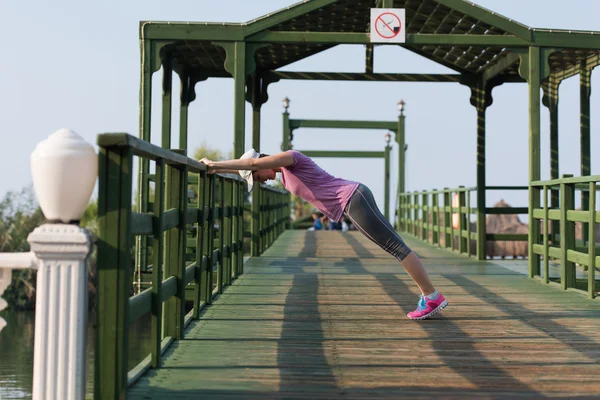 Mujer estiramiento antes de mañana jogging —  Fotos de Stock