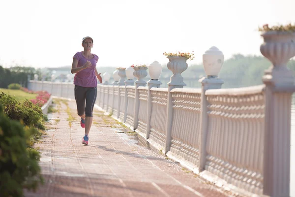 Sportowa kobieta jogging — Zdjęcie stockowe