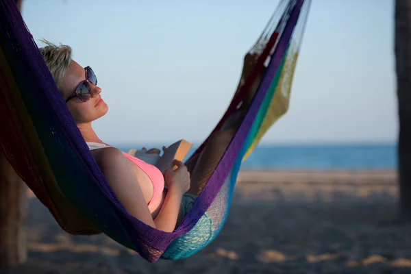 Mujer relajada que pone en hamaca — Foto de Stock