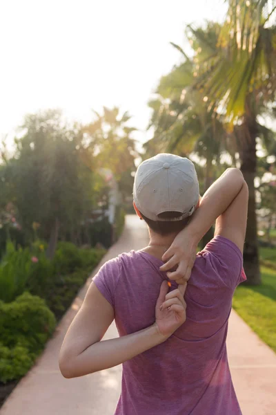 Vrouw die zich uitstrekt voordat ochtend joggen — Stockfoto