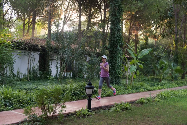 Mulher desportiva jogging — Fotografia de Stock