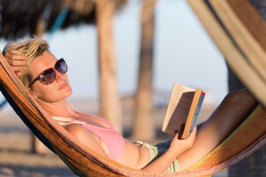 rahat kadın hamakta döşeme