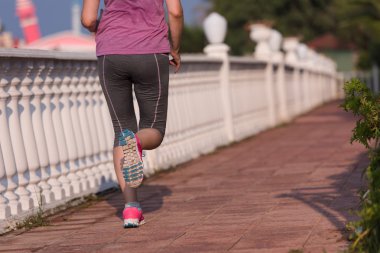 Sportif kadın koşuyor.