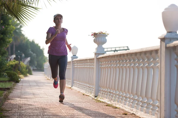 Sportowa kobieta jogging — Zdjęcie stockowe