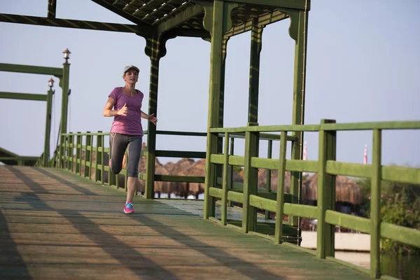 Sportowa kobieta jogging — Zdjęcie stockowe