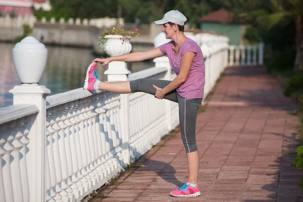 Žena, táhnoucí se před ranní jogging — Stock fotografie