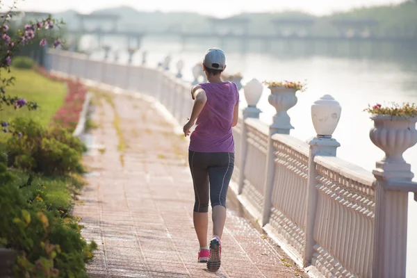 Sporty donna jogging — Foto Stock