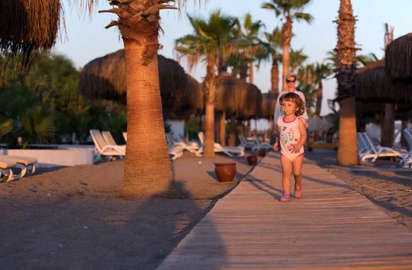 Niña y madre caminando — Foto de Stock