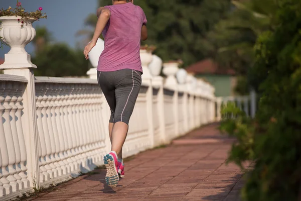 Sportieve vrouw joggen — Stockfoto