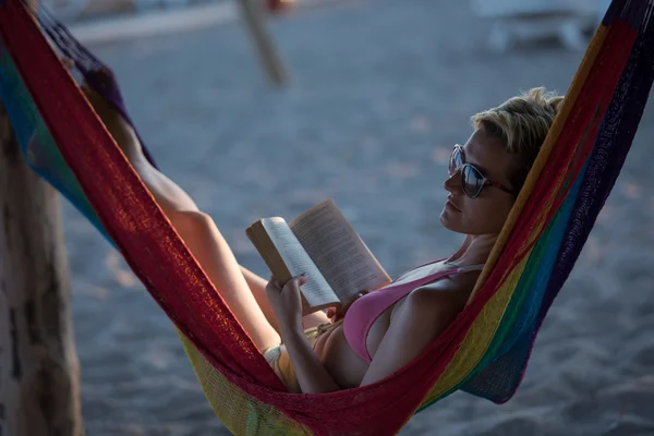 Mujer relajada que pone en hamaca — Foto de Stock