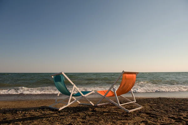 Färgglada strandstolar — Stockfoto