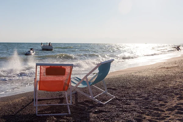 Färgglada strandstolar — Stockfoto