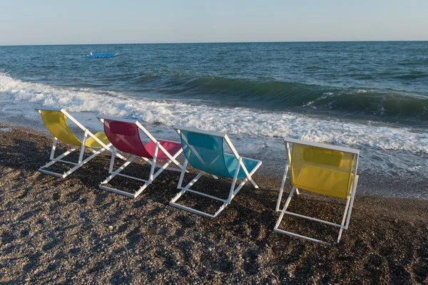 Kleurrijke strandstoelen — Stockfoto