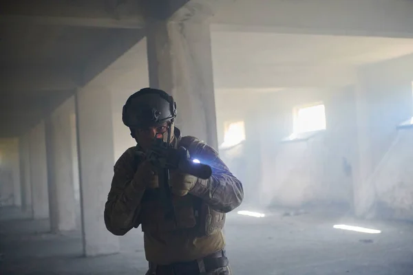 Soldat de guerre moderne en milieu urbain champ de bataille — Photo