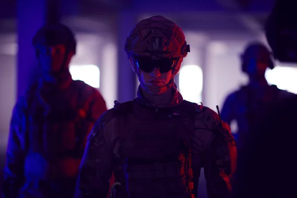 Katona osztag csapat portré városi környezetben színes fények — Stock Fotó