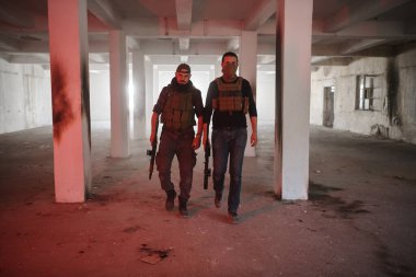 Asker ekibi şehir ortamında resim çektirdi.