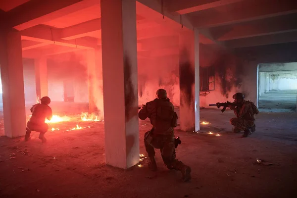 Tropas militares en acción entorno urbano — Foto de Stock