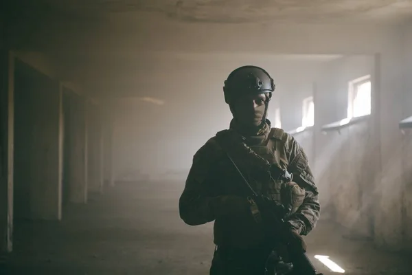 Soldado de guerra moderna en el entorno urbano —  Fotos de Stock