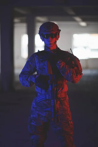 Soldato da guerra moderno in ambiente urbano — Foto Stock