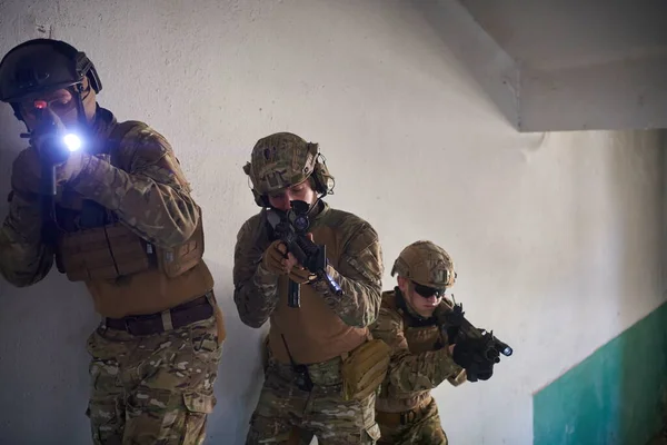 Guerre moderne soldats monter les escaliers dans le combat — Photo