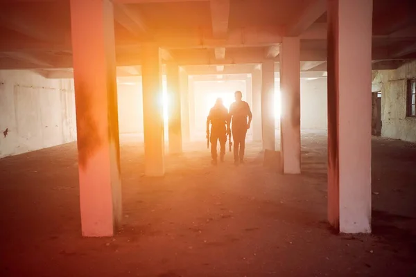 Portrait de l'équipe de soldats en milieu urbain — Photo