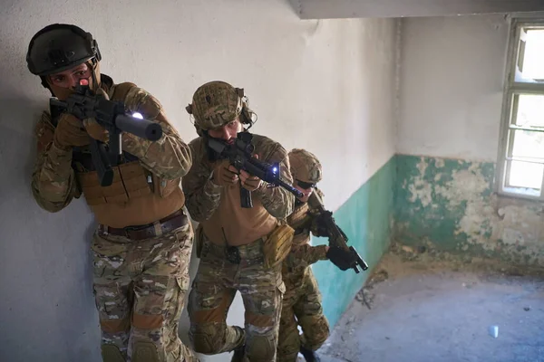 Soldaten der modernen Kriegsführung steigen im Kampf Treppen hinauf — Stockfoto