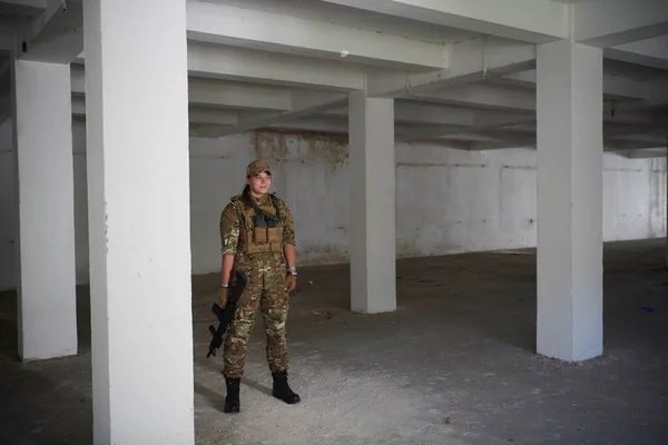 Militar mujer soldado tener un descanso — Foto de Stock