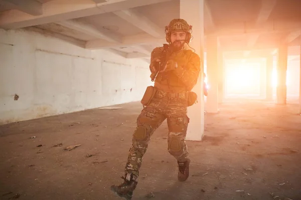 Tropas militares en acción entorno urbano — Foto de Stock