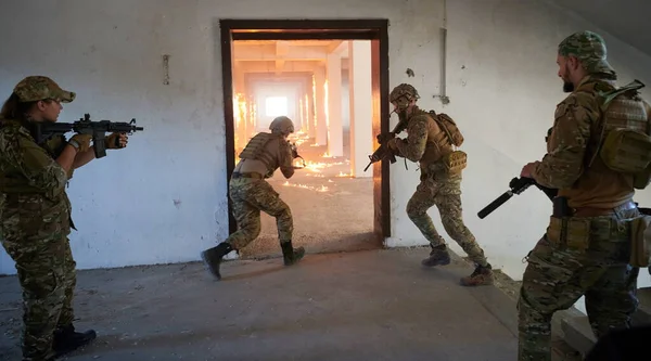 Truppe militari in azione ambiente urbano — Foto Stock