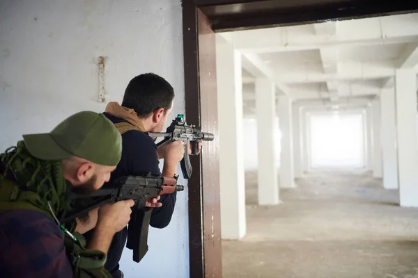 Tropas militares en acción entorno urbano — Foto de Stock