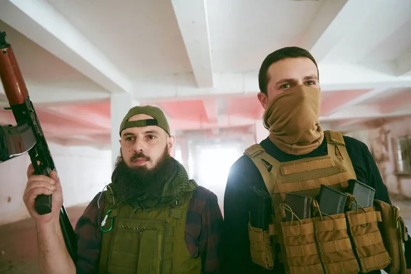 Retrato de equipe de esquadrão de soldados em ambiente urbano — Fotografia de Stock