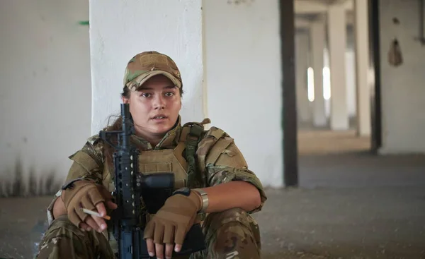 Військова жінка-солдат має перерву — стокове фото