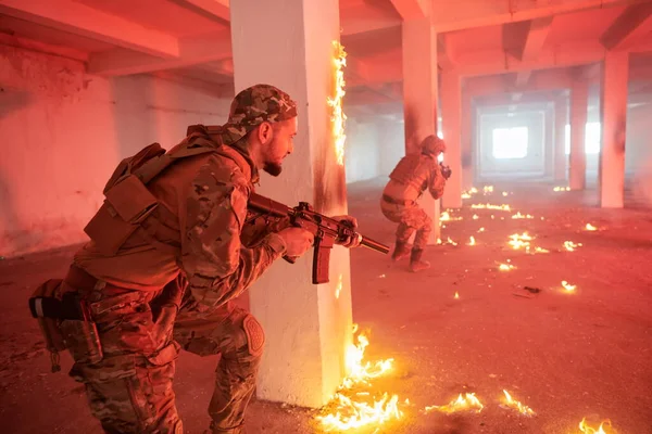 Tropas militares em ação ambiente urbano — Fotografia de Stock