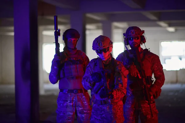 ( 영어 ) soldier squad team portrait in city environalities color light tis — 스톡 사진