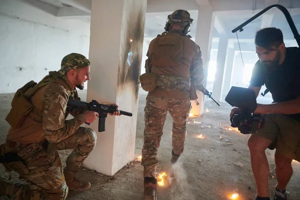 Videograaf neemt actie schieten van soldaten in actie stedelijk milieu — Stockfoto