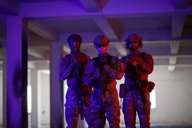 Asker ekibi şehir ortamında renkli ışıklandırma portresi